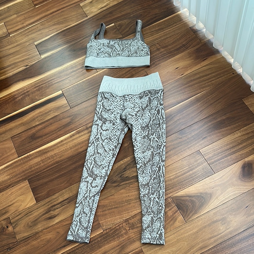 AVOCADO PYTHON BROWN TAUPE ATHLETIC CROP BRA/TOP AND HI-RISE LEGGINGS SIZE XS-S